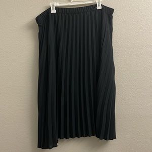Women’s mid length accordion skirt
